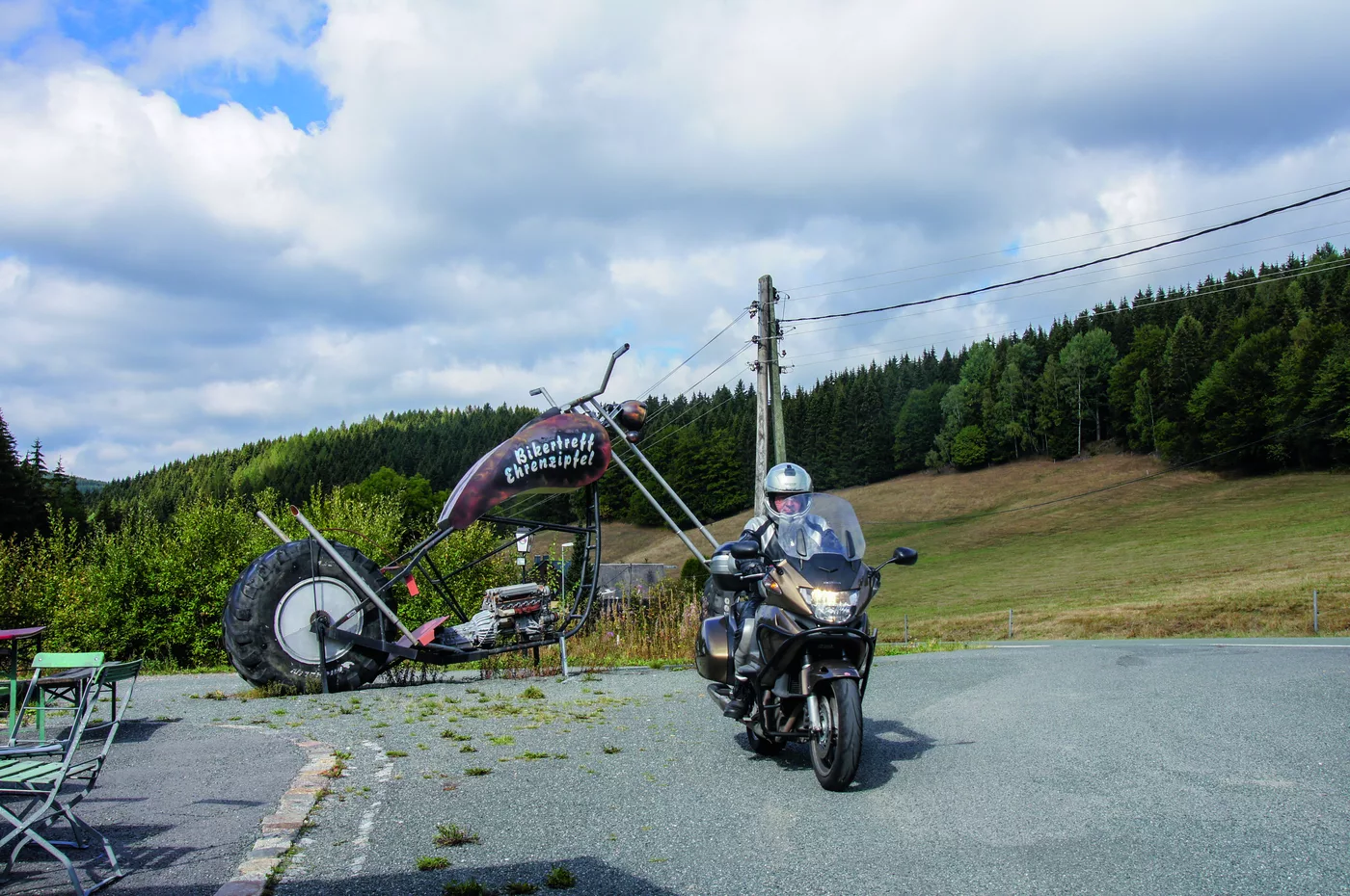 Motorrad passiert das überdimensionale Chopper-Denkmal am Bikertreff Ehrenzipfel Motorrad passiert das überdimensionale Chopper-Denkmal am Bikertreff Ehrenzipfel