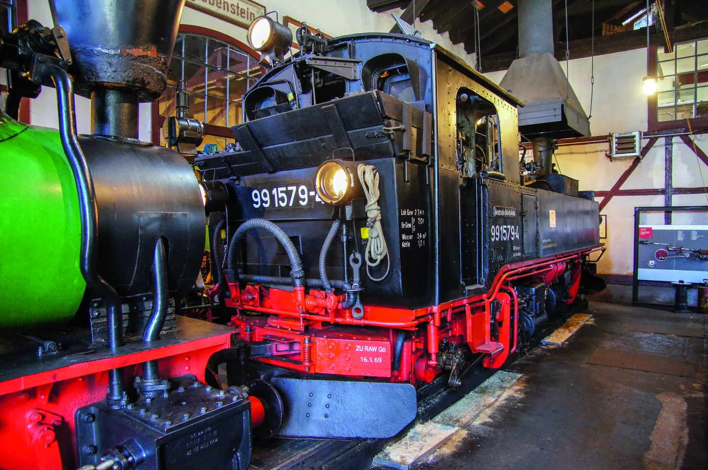 Schmalspur-Dampflokomotive 99 1579 im Lokschuppen Schmalspur-Dampflokomotive 99 1579 im Lokschuppen